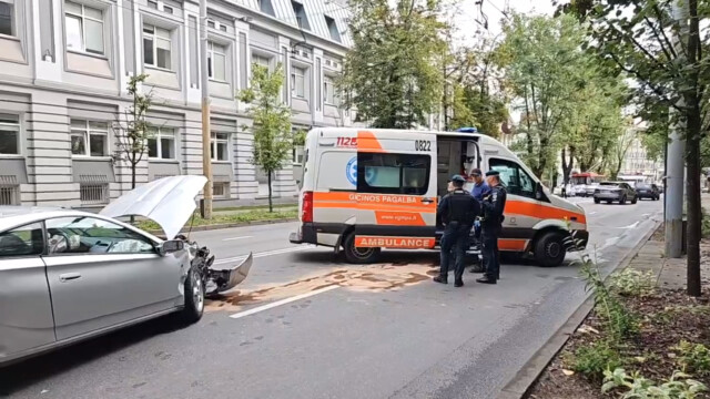 Avarija Vilniuje: susidūrė du automobiliai, vienas iš jų išlėkė iš sankryžos