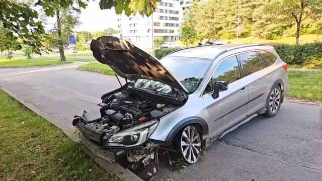 Avarija Vilniuje: Kalvarijų gatvėje prieš eismą važiavęs neblaivus „Subaru“ vairuotojas išvartė stulpus