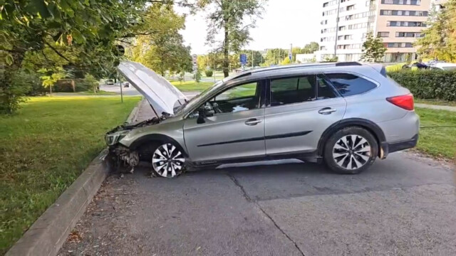 Avarija Vilniuje: Kalvarijų gatvėje prieš eismą važiavęs neblaivus „Subaru“ vairuotojas išvartė stulpus