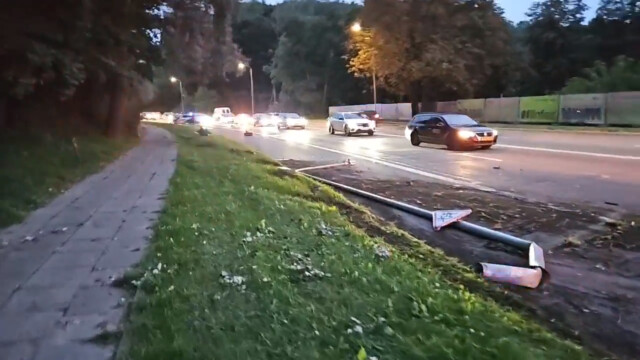 Avarija Vilniuje: Olandų gatvėje BMW nunešė 2 stulpus, vairuotojas paspruko
