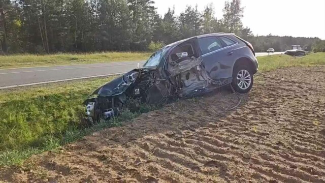 Avarija Trakų rajone: po susidūrimo „Audi“ ir „Toyota“ automobiliai nulekė nuo kelio, yra sužeistų